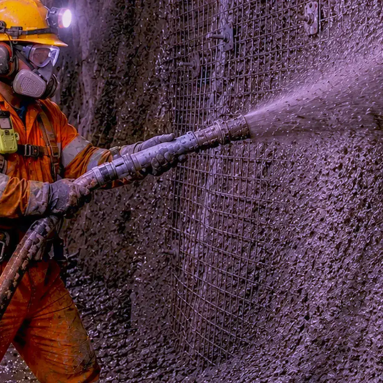 Aplicación de concreto lanzado en operación minera subterránea con soporte técnico especializado