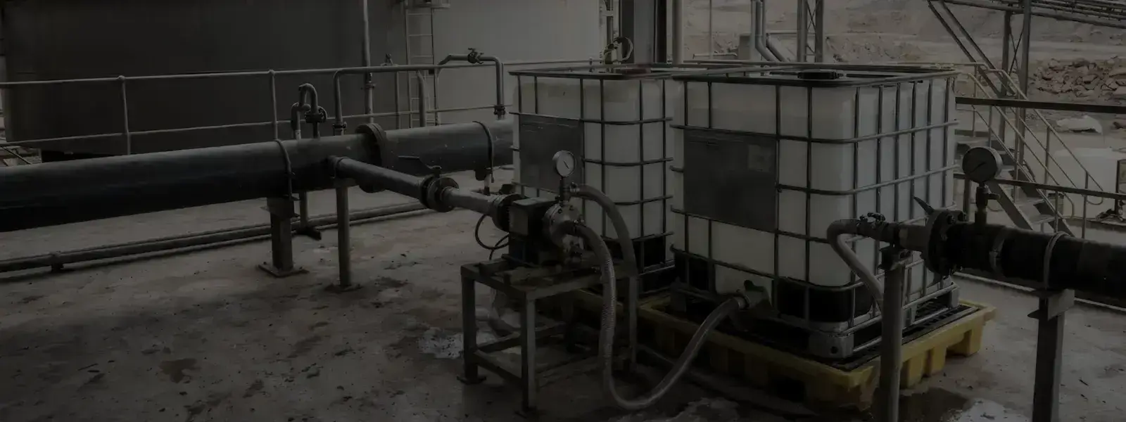 Planta de beneficio minera con sistemas de tratamiento de agua, tanques, tuberías y espesadores